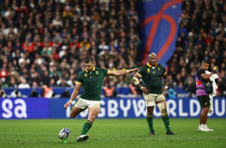 L'ouvreur sud-africain Handre Pollard frappe et réussit une pénalité offrant la victoire à son équipe contre l'Angleterre 16-15 en demi-finale de la Coupe du monde de rugby au Stade de France, à Saint-Denis, France, 21 octobre 2023 