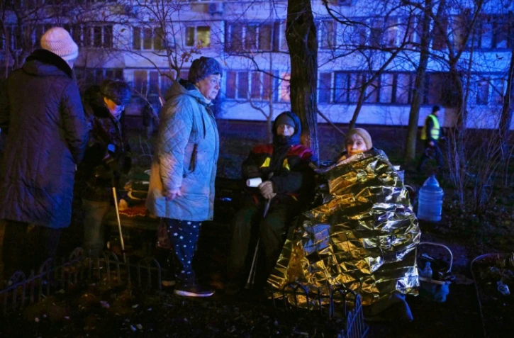 Des habitants évacués d'un immeuble à Kiev pendant un bombardement russe, le 25 novembre 2025