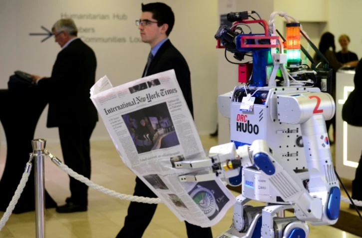 Un robot tient un journal à Davos le 22 janvier 2016