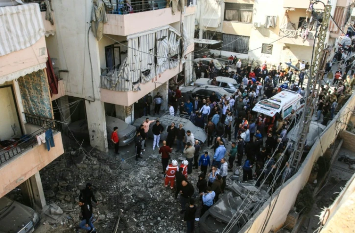 Des équipes de secours sur le site d'une frappe aérienne israélienne à Mieh Mieh, à l'est de Saïda, le 13 mars 2026 au Liban