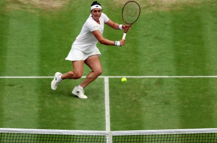 La Tunisienne Ons Jabeur contre la Kazakhe Elena Rybakina en quarts de finale de Wimbledon le 12 juillet 2023 Ă Londres