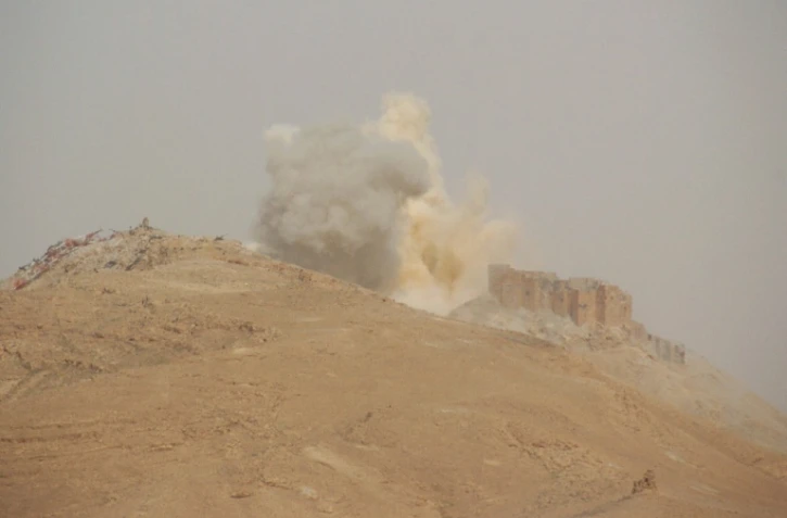 De la fumée s'élève au-dessus de la citadelle de Palmyre, en Syrie, le 25 mars 2016