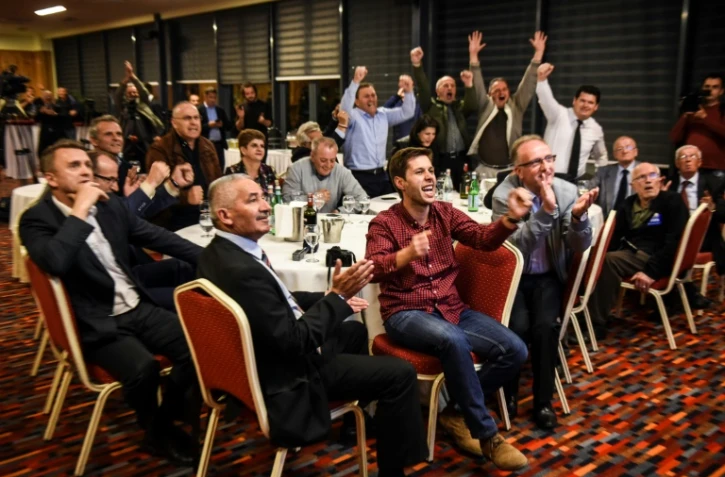 Des officiels de la Fédération de football du Kosovo célèbre l'adhésion à la Fifa