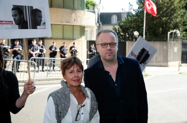 Le secrétaire général de Reporters Sans Frontières Christophe Deloire (d), accompagné de Daniele Van de Lanotte, mère du journaliste emprisonné Mathias Depardon, devant l'ambassade Turquie à Paris, le 25 mai 2017