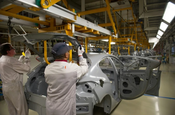 Des employés sur une chaîne de montage à l'usine PSA Peugeot Citroen le 29 avril 2015 à Mulhouse 