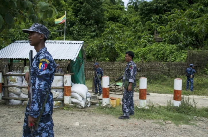 Des policiers birmans aux abords de la frontière avec le Bangladesh dans l'État Rakhine, le 28 août 2018