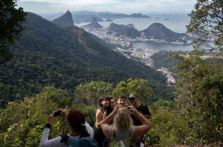Des touristes sur un chemin de randonnée qui fera partie du futur sentier de 8.000 à travers le Brésil, le 21 juillet 2019 à Rio de Janeiro