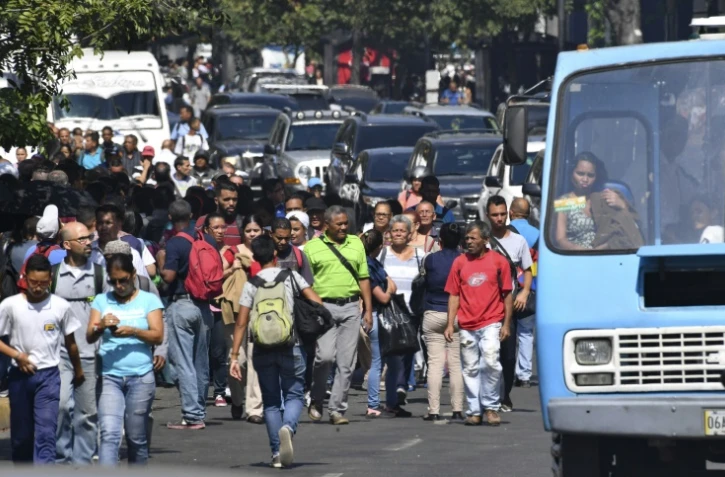 La population contrainte de marcher dans les rues, le métro étant arrêté en raison d'une panne de courant, le 25 mars 2019 à Caracas