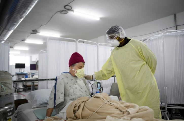 Une patiente dans une unité temporaire de soins pour les malades du Covid-19 installée dans un parking, au Renown Regional Medical Center à Reno, dans le Nevada, aux Etats-Unis, le 16 décembre 2020