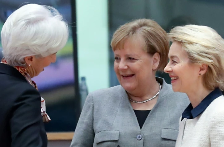 (de G à D): la présidente de la BCE Christine Lagarde s'adresse à la chancelière allemande Angela Merkel et à la présidente de la commission européenne Ursula von der Leyen, à l'ouverture du sommet européen à Bruxelles le 13 décembre 2019
