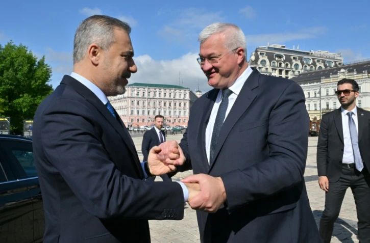 Le ministre ukrainien des Affaires étrangères Andriï Sybiga (d) accueille son homologue turc Hakan Fidan à Kiev, le 30 mai 2025