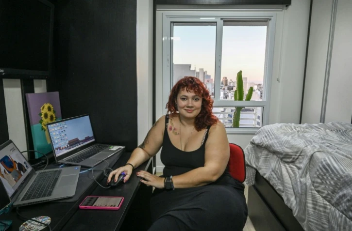 L'informaticienne Lara Maia dans son studio de 16 m2, le 26 juin 2023 à Sao Paulo, au Brésil
