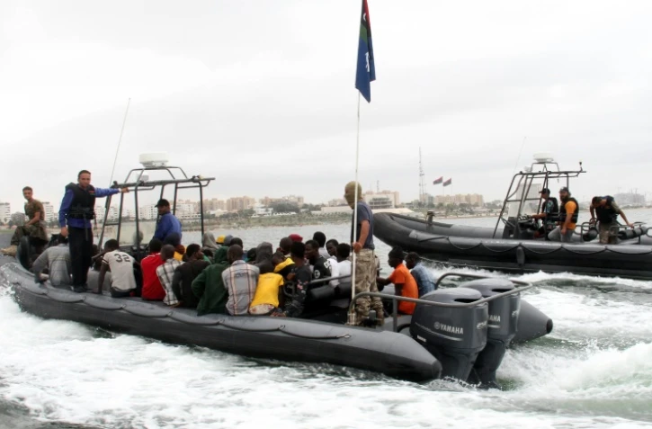Des migrants dans un bateau des garde-côtes libyens après qu'ils ont été secourus au large de la ville de Qarabulli, à 60 km à l'est de Tripoli, le 7 septembre 2015