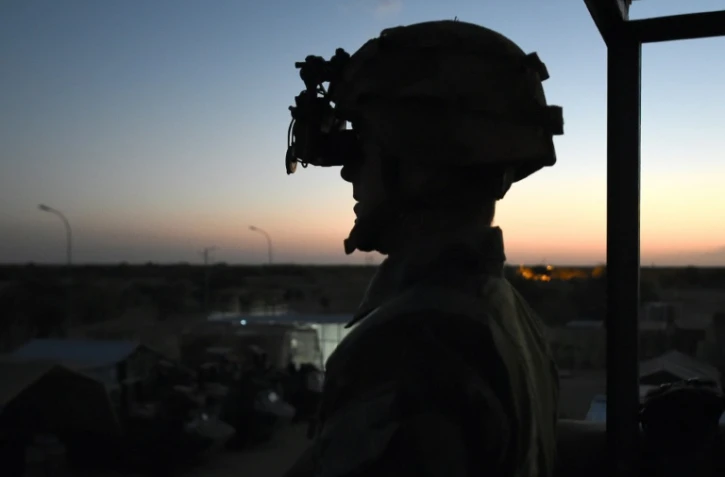 Un soldat français de l'opération Barkhane à Tombouctou, équipé de lunettes à vision nocturne, le 8 mars 2016