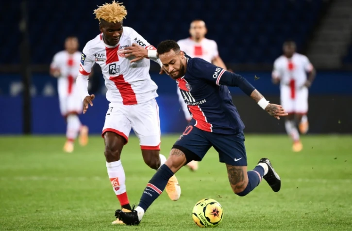 La star du PSG Neymar devant le milieu de Dijon Didier Ndong, le 24 octobre 2020 au Parc des Princes 