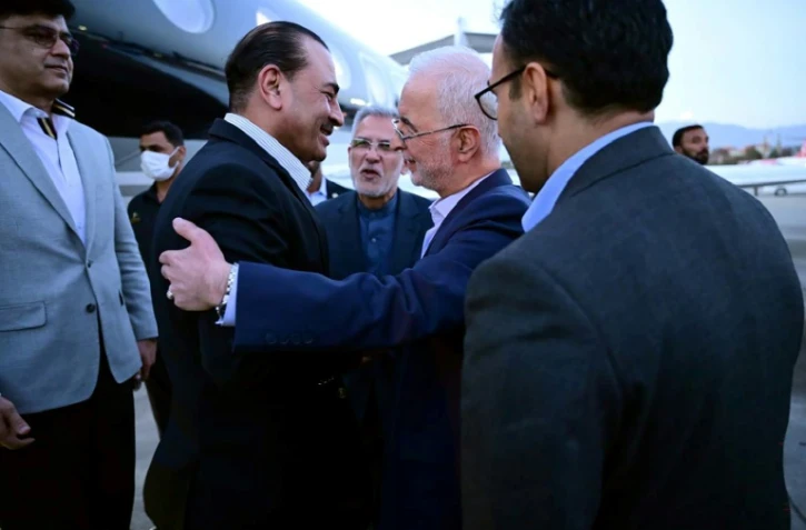 Photo diffusée par l'armée pakistanaise montrant le chef de l’armée pakistanaise Asim Munir (g) accueilli par le ministre iranien de l’Intérieur, Eskandar Momeni, à son arrivée à Téhéran, le 22 mai 2026 en Iran