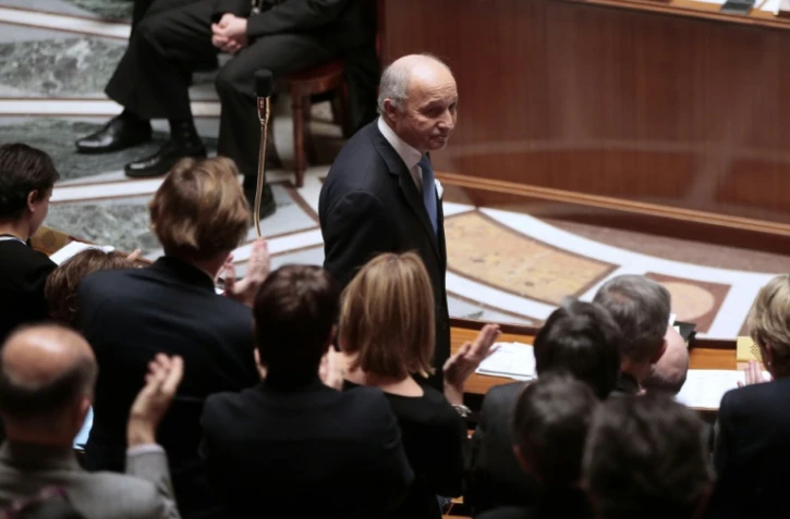Laurent Fabius applaudi par les députés le 10 février 2016 à l'Assemblée nationale à Paris