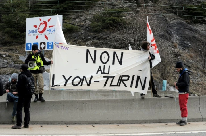 Des manifestants tiennent une banderole sur laquelle on peut lire "Non au Lyon-Turin" à Saint-Michel-de-Maurienne, en Savoie, le 7 mars 2015