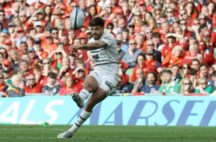 Le demi d'ouverture français de Toulouse, Romain Ntamack, lors de la séance de tirs au but du quart de finale de Champions Cup entre le Munster et le Stade Toulousain à l'Aviva Stadium, à Dublin, le 7 mai 2022