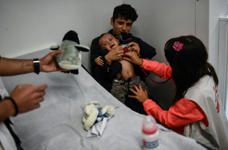 Un enfant est traité dans un centre de MSF à l'extérieur du camp de Moria à Lesbos, le 19 mars 2019