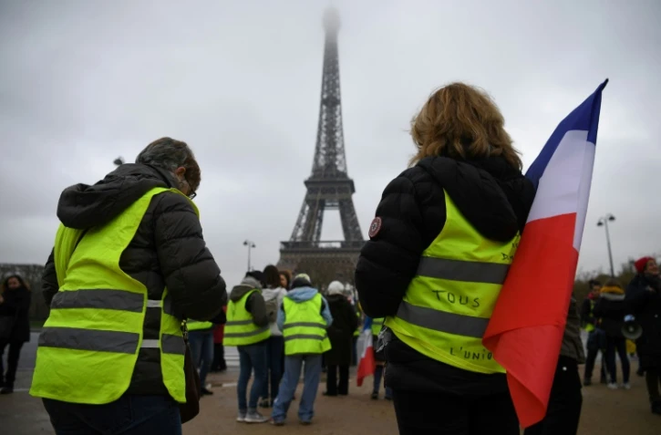 Des "gilets jaunes" manifestent au pied de la Tour Eiffel à Paris, le 20 janvier 2019