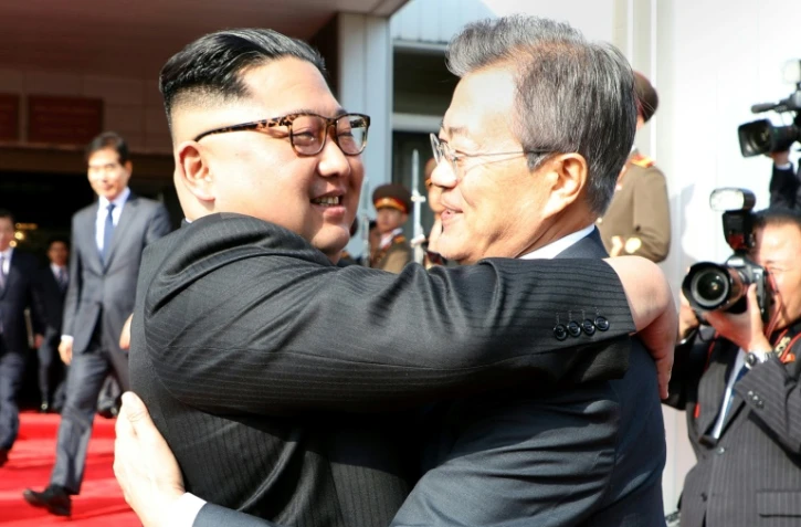 Le président sud-coréen Moon Jae-in et le dirigeant nord-coréen Kim Jong Un, lors d'une précédente rencontre le 27 avril.