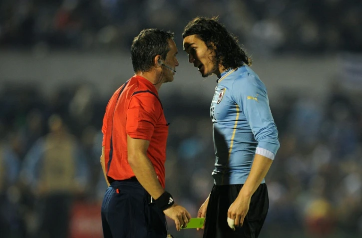 L'attaquant uruguayen Edinson Cavani discute avec l'arbitre lors d'un match amical contre l'Argentine, le 4 juin 2014 à Montevideo