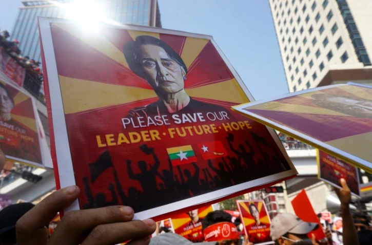 Le portrait d'Aung San Suu Kyi lors d'une manifestation contre le coup d'Etat militaire, le 22 février 2021 à Rangoun, en Birmanie