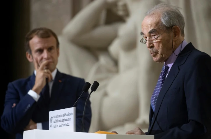 Emmanuel Macron et Robert Badinter le 9 octobre 2021 au Panthéon à Paris pour le 40e anniversaire de l'abolition de la peine de mort