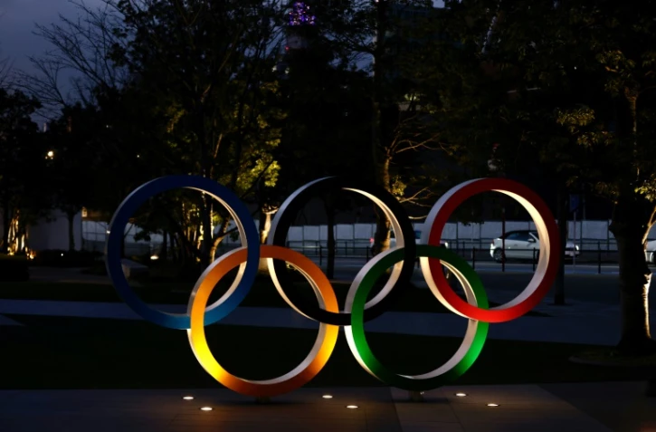 Les anneaux olympiques près du National Stadium, le stade principal de Tokyo qui acueillera les JO-2020, le 8 janvier 2021