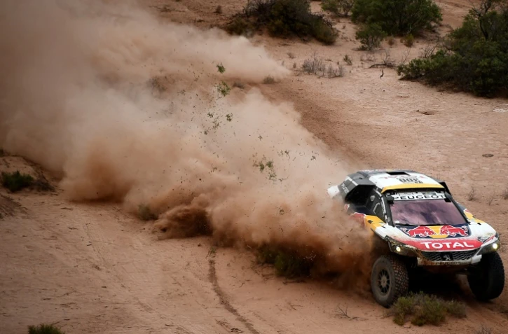 La Peugeot de Stéphane Peterhansel lors de la 11e étape du Dakar, le 13 janvier 2017 près de Rio Cuarto en Argentine