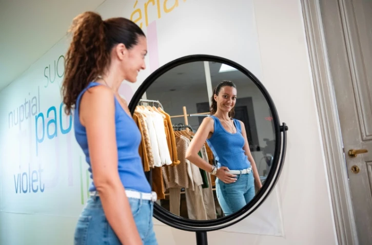Sophia Torres, de l'entreprise Sugar, pose en débardeur, le 10 juillet 2020 à Marseille