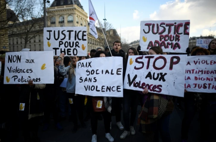 Des manifestants contre les violences policières, place de la République à Paris, le 18 février 2017