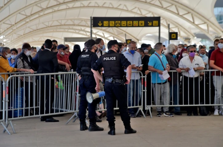 Des passagers attendant à l'aéroport d'Alger un vol vers la France le 27 mai 2020