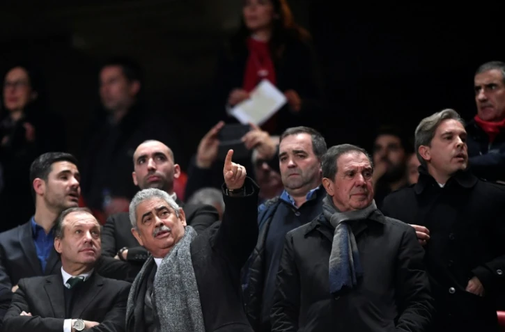 Luis Filipe Vieira, le président du Benfica, le doigt pointé, assiste au match de championnat de son équipe contre Rio Ave le 3 février 2018 à Lisbonne