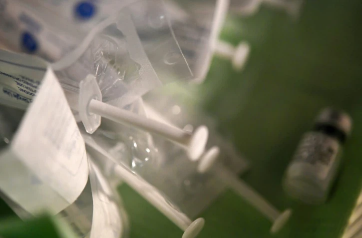 Des seringues remplies de vaccin anti-Covid-19 Pfizer-BioNtech prêtes à l'usage dans un centre de vaccination à Garlan, dans le Finistère, le 31 mai 2021