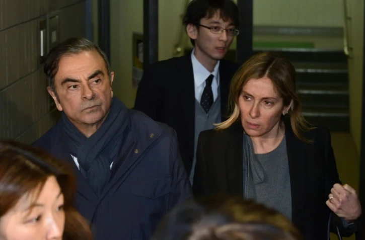 Carlos Ghosn (g) et sa femme Carole (d) quittent les bureaux de son avocat Junichiro Hironaka, le 3 avril 2019 à Tokyo