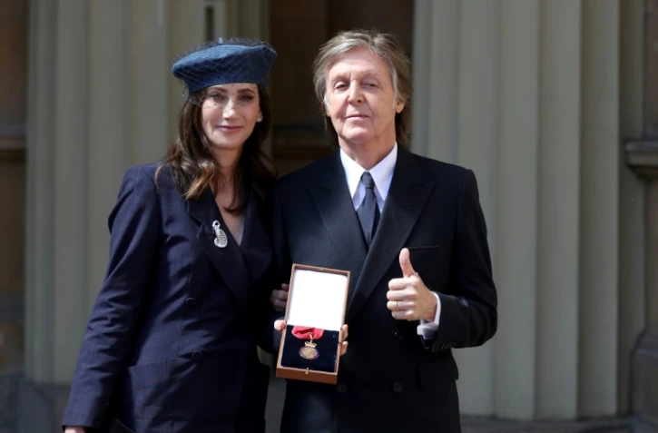 Paul McCartney et sa femme Nancy Shevell, au palais de Buckingham, à Londres, le 4 mai 2018.