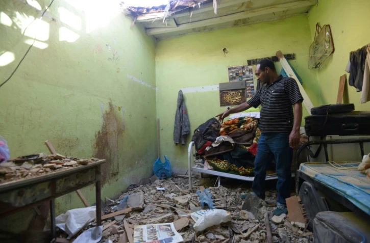 Un appartement touché par des éclats d'obus après une salve de missiles tirés par des rebelles chiites yéménites et interceptés, dans le quartier El-Hammam à Riyad (Arabie Saoudite), le 26 mars 2018