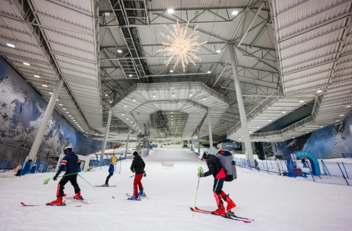 Des skieurs dans un centre de ski indoor à Lørenskog, près d'Oslo, le 5 janvier 2026