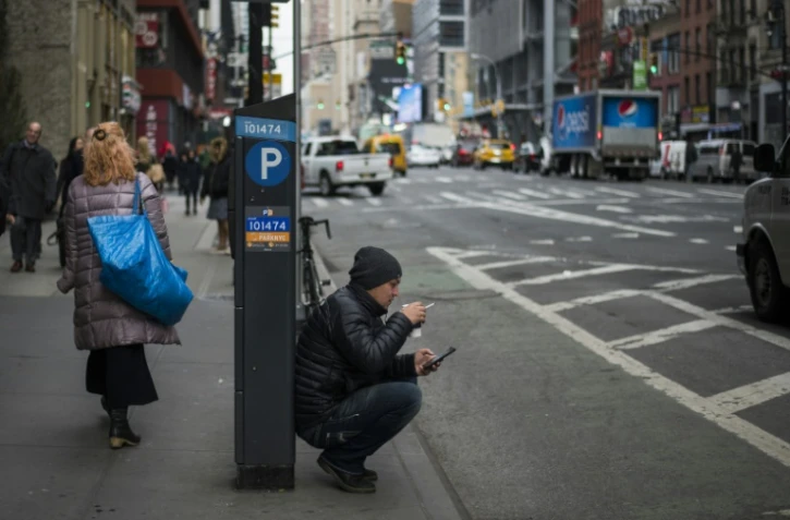 Un homme consulte son téléphone portable dans les rues de New York, le 14 novembre 2017