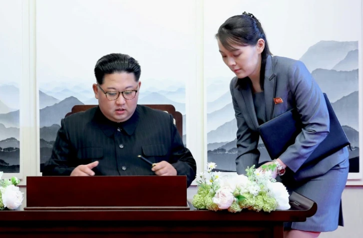 Le leader nord-coréen Kim Jong Un et sa soeur Kim Yo Jong (d), le 27 avril 2018 à Panmunjon