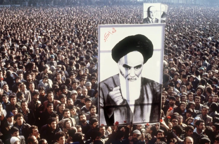 Un portrait géant de l'ayatollah Khomeiny lors d'une manifestation contre le chah, le 16 janvier 1979 à Téhéran
