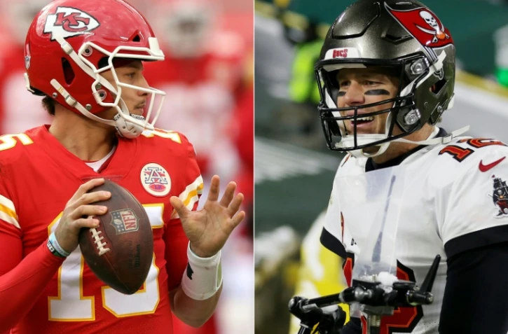 Les quarterbacks des Kansas City Chiefs Patrick Mahomes et des Tampa Bay Buccaneers Tom Brady, respectivement le 27 décembre 2020 et le 24 janvier 2021 lors des matches de leur équipe