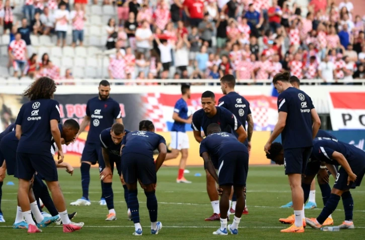 Les joueurs français à l'échauffement avant leur match de Ligue des nations sur la pelouse de la Croatie le 6 juin 2022 à Split