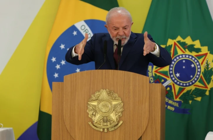 Le président brésilien Luiz Inacio Lula da Silva s'exprime devant la presse le 18 décembre 2025 à Brasilia