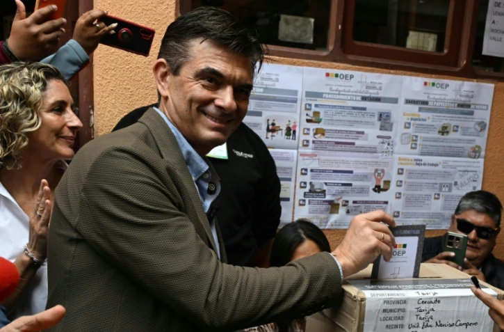 Le sénateur de centre-droit Rodrigo Paz vote aux côtés de son épouse, Maria Elena Urquidi (à gauche), lors du second tour de l'élection présidentielle à Tarija, en Bolivie, le 19 octobre 2025. Il a remporté dimanche le second tour de la présidentielle en Bolivie 
