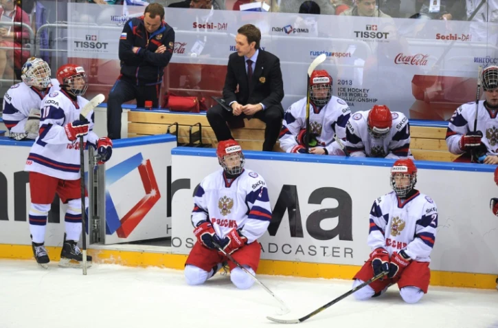 L'équipe de Russie après sa défaite face à la Finlande en match pour la 3e place du Mondial de hockey des moins 18 ans, le 28 avril 2013 à Sotchi