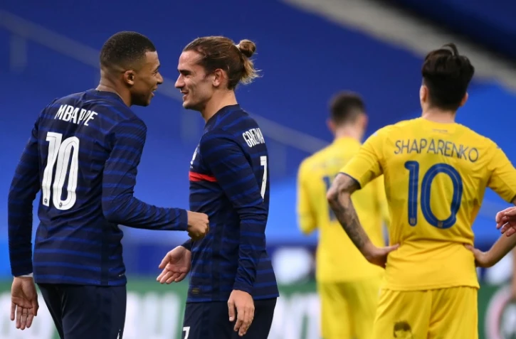 La joie de Kylian Mbappé et Antoine Griezmann lors de la démonstration de force des Bleus face à l'Ukraine 7-1 au Stade de France, le 7 octobre 2020