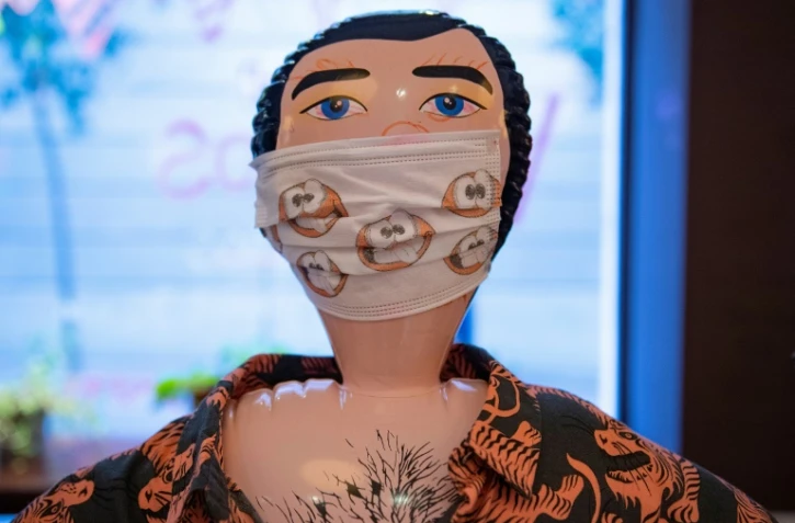 Une poupée gonflable arborant un masque de protection au bar du restaurant "La Pepita" à Barcelone le 21 août 2020